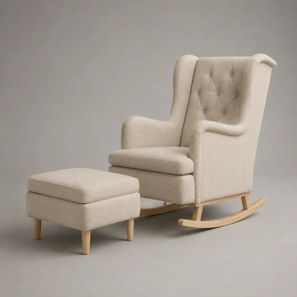 Poltrona crema con poggiapiedi, poggiaorecchio imbottito, rivestimento in tessuto e base in legno, 75 × 90 × 105 cm
